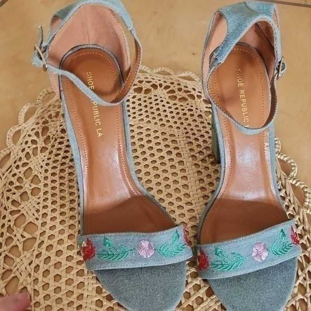 Shoe republic la light denim floral heels size 9 - image 3