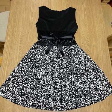 Sleeveless knee-length dress with black and white… - image 1