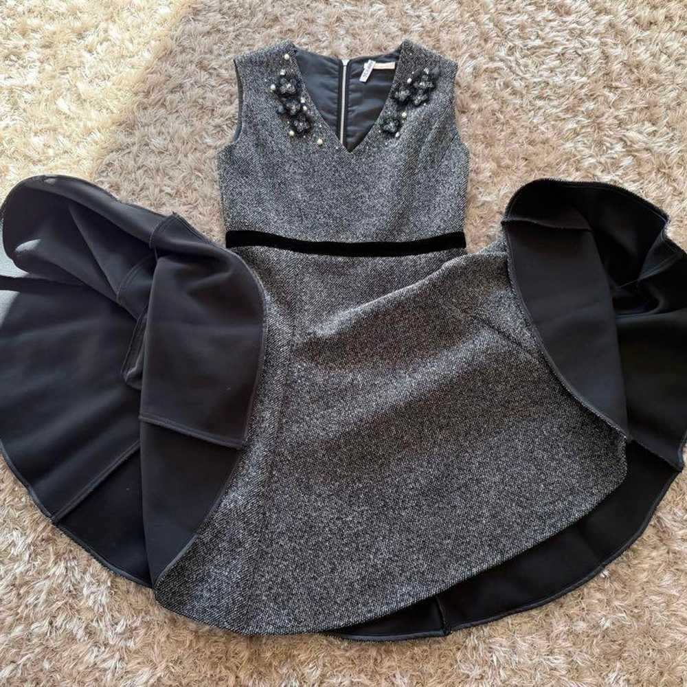 Gray flared one-piece sleeveless dress - image 4