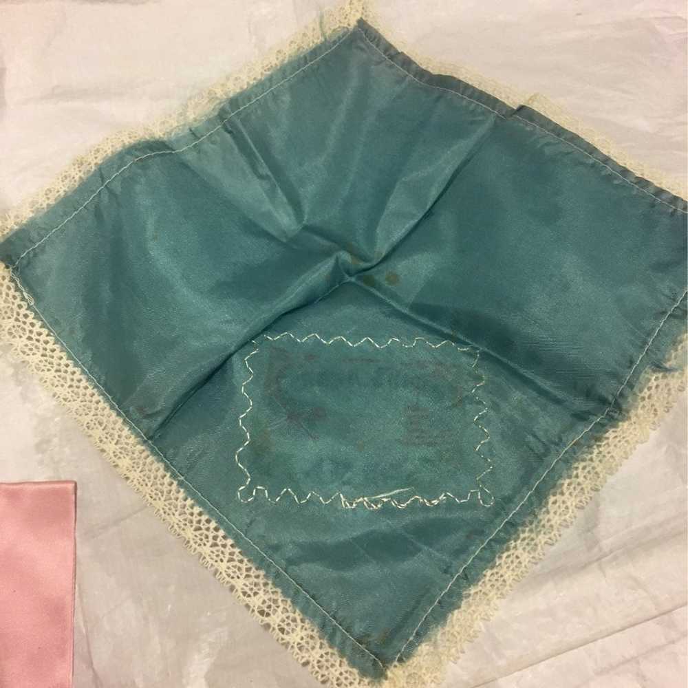 2 Vtg 1945 Blue Lace & Pink Hankerchiefs - image 8