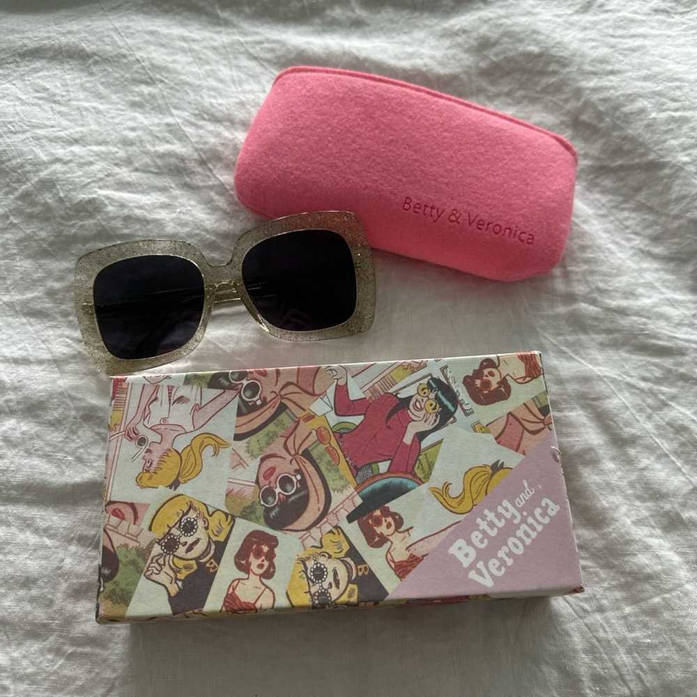 Betty and Veronica clear plastic sunnies - image 1