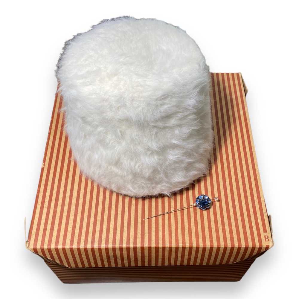 Vintage I MAGNIN Hatbox With Ivory Mink Fur Hat - image 1