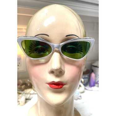 1950’s 1960’s Vintage Cat eye Gray Sunglasses Pea… - image 1