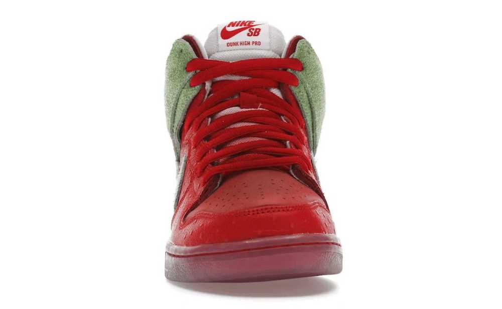 Nike SB Dunk High Strawberry Cough - image 3