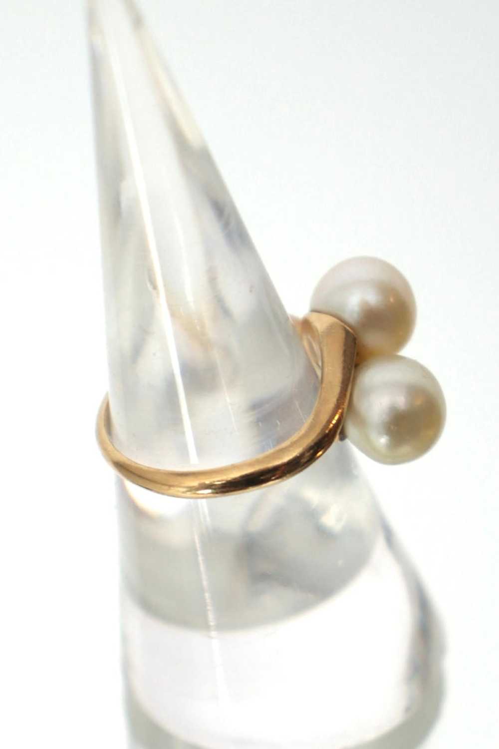 14K Gold Twin Pearls Ring - image 4