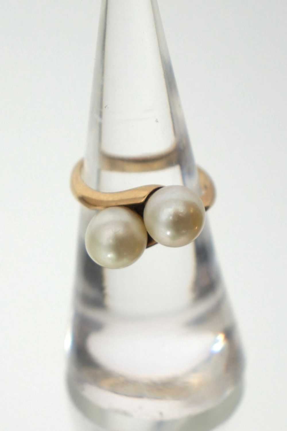 14K Gold Twin Pearls Ring - image 5