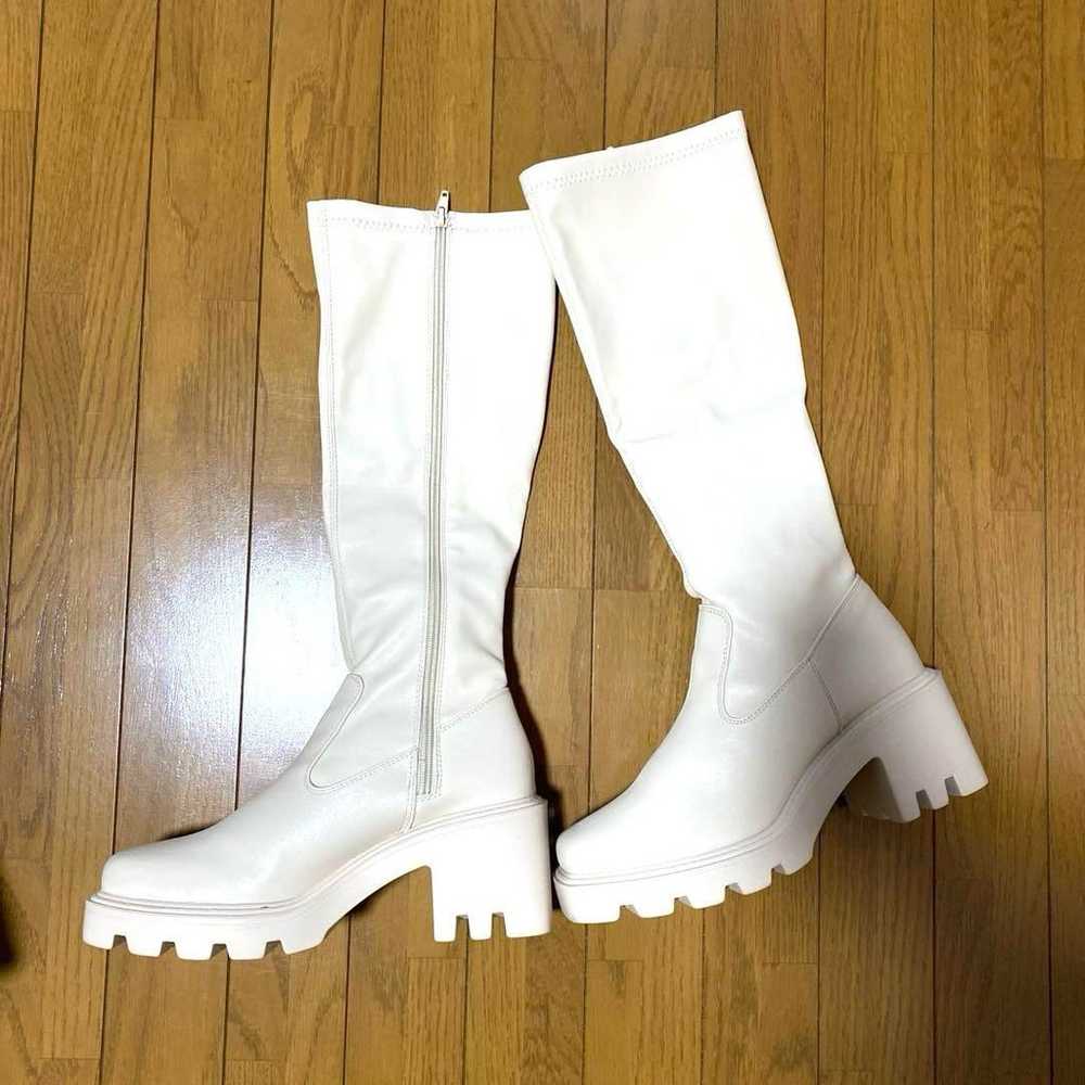 White long boots with thick soles, including box. - image 4