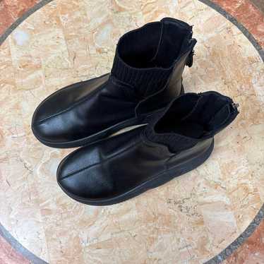 Black side gore boots