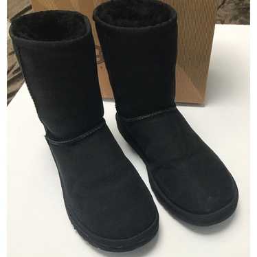 UGG Women's Classic Short Boot ll Size 6