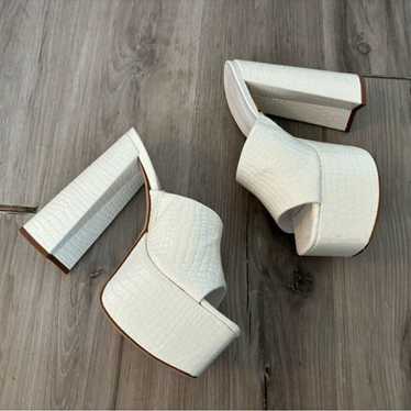 Schutz 7 White Snakeskin Leather Platform Heels