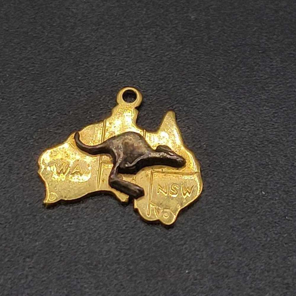 Small 9CT LD Kangaroo Gold pendant - image 4