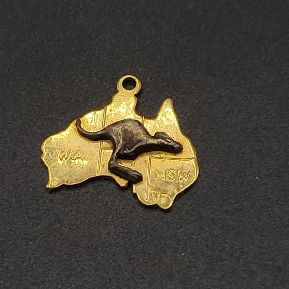 Small 9CT LD Kangaroo Gold pendant - image 5