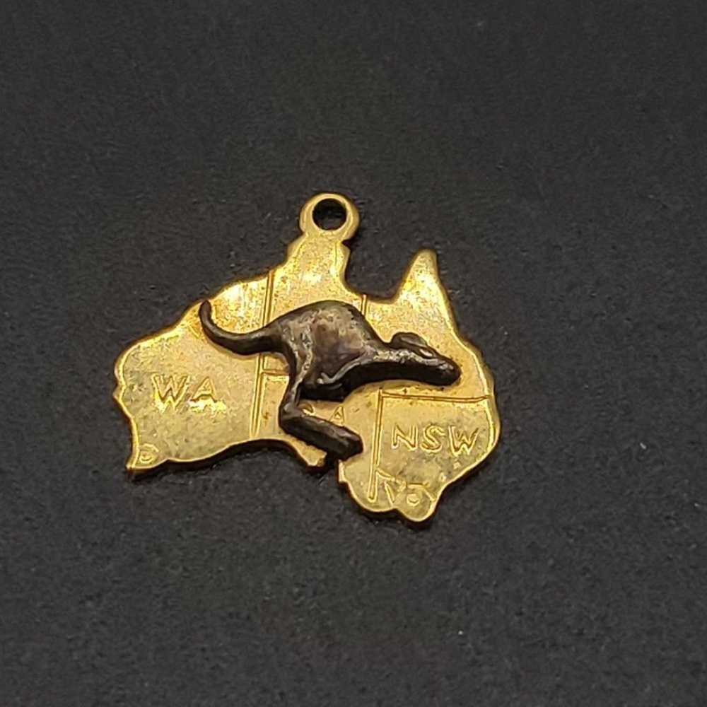 Small 9CT LD Kangaroo Gold pendant - image 6