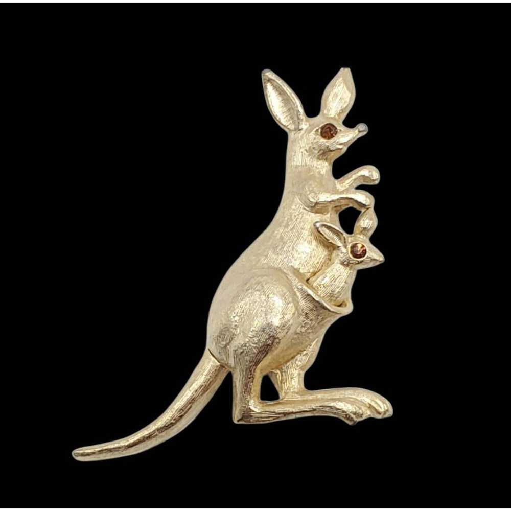 Vintage Gold Metal AVON Signed Australia Kangaroo… - image 1