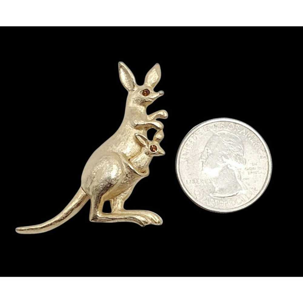 Vintage Gold Metal AVON Signed Australia Kangaroo… - image 8