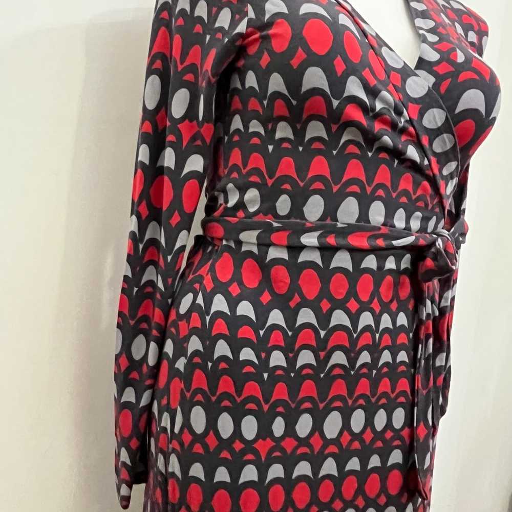 Boden wrap Dress is in like new condition.  Size 8 - image 4