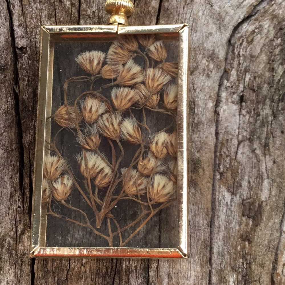 Gold tone necklace with dried flowers - image 1