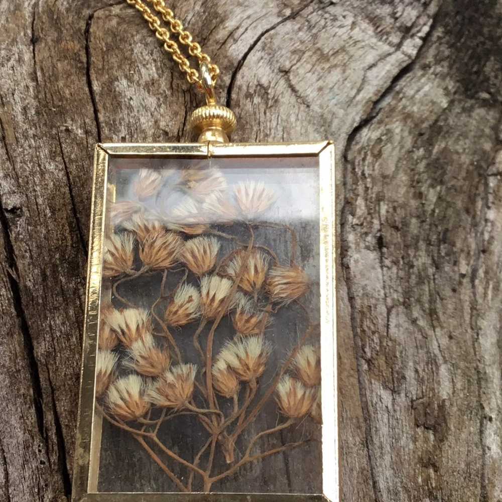 Gold tone necklace with dried flowers - image 2