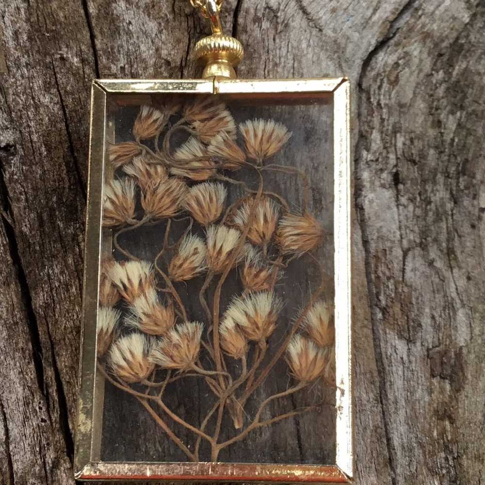 Gold tone necklace with dried flowers - image 3