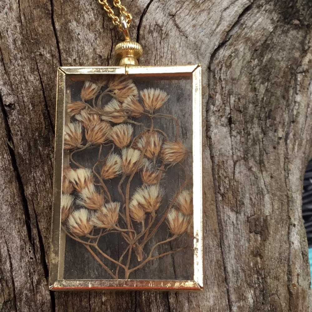 Gold tone necklace with dried flowers - image 5