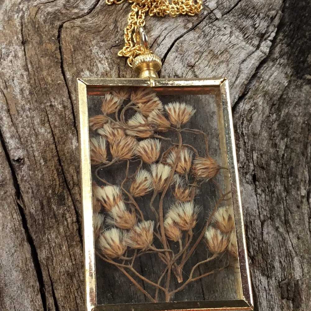 Gold tone necklace with dried flowers - image 6