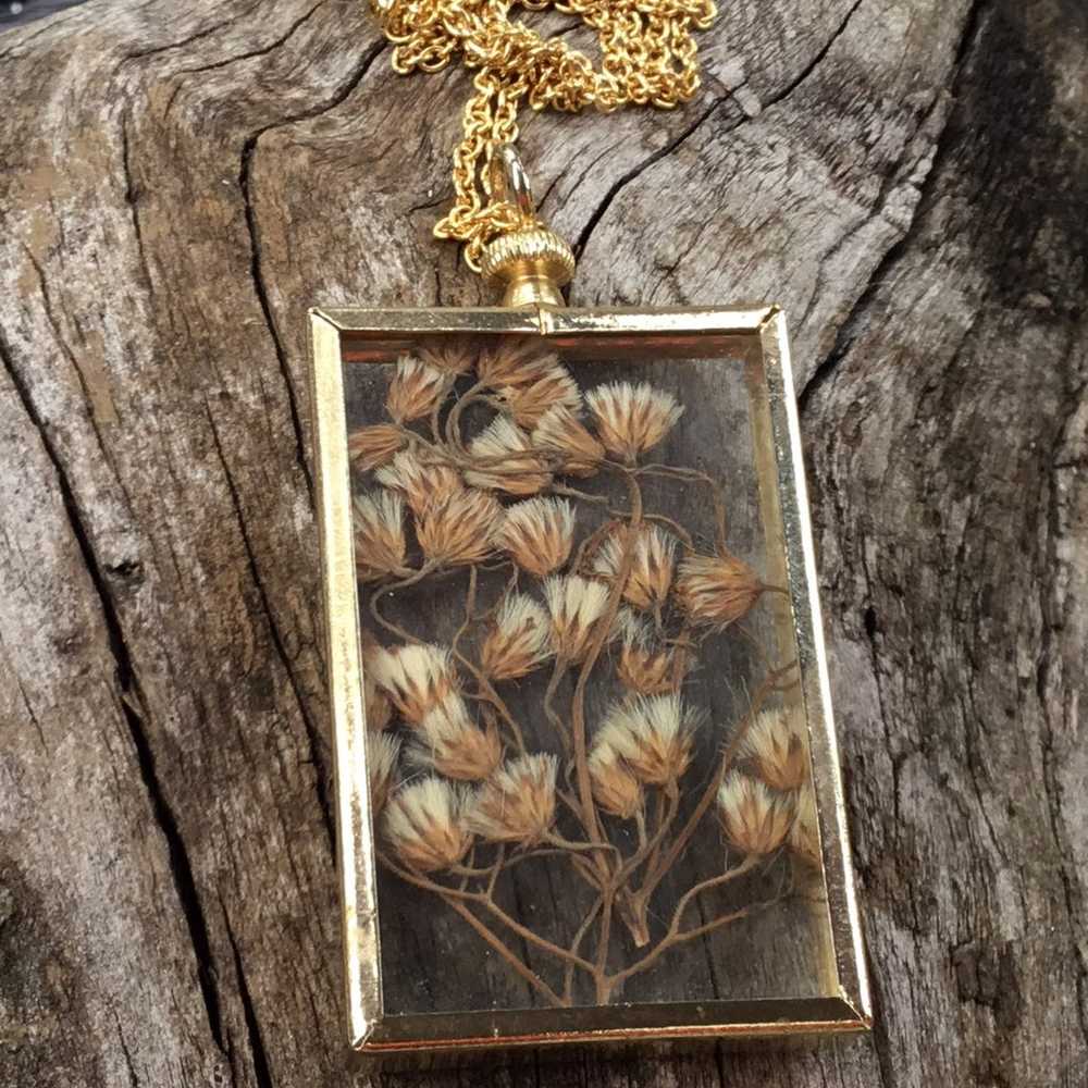 Gold tone necklace with dried flowers - image 7