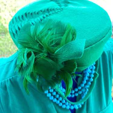 Vintage handmade feathered emerald hat - image 1