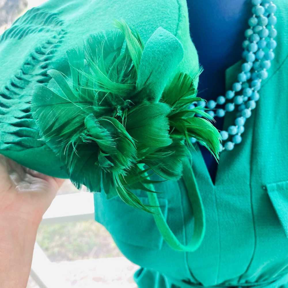 Vintage handmade feathered emerald hat - image 5