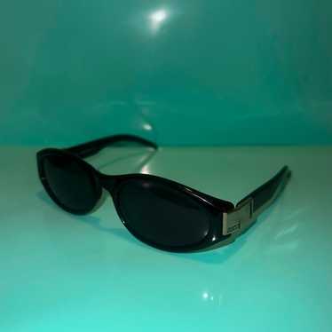 Gucci Vintage Sunglasses Black Silver
Rectangle GG