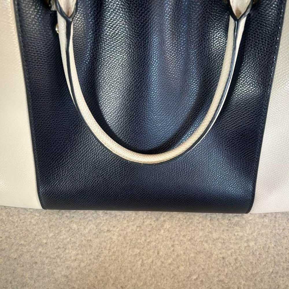 Excellent condition COACH Navy × Ivory Handbag To… - image 4