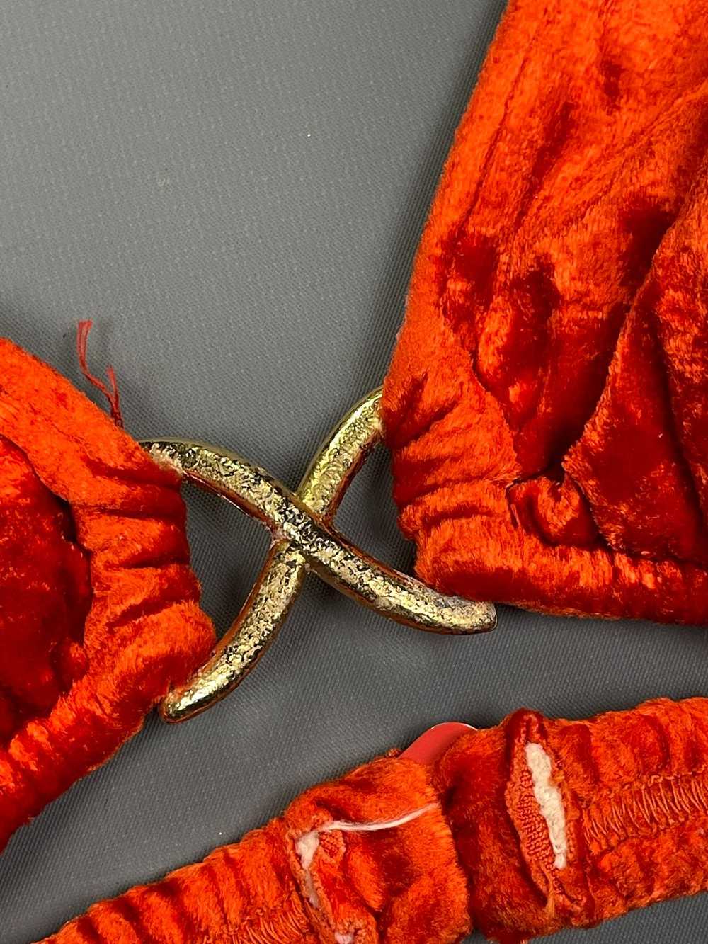 RAD! 1960S BURNT ORANGE CRUSHED VELVET HALTER TOP… - image 4