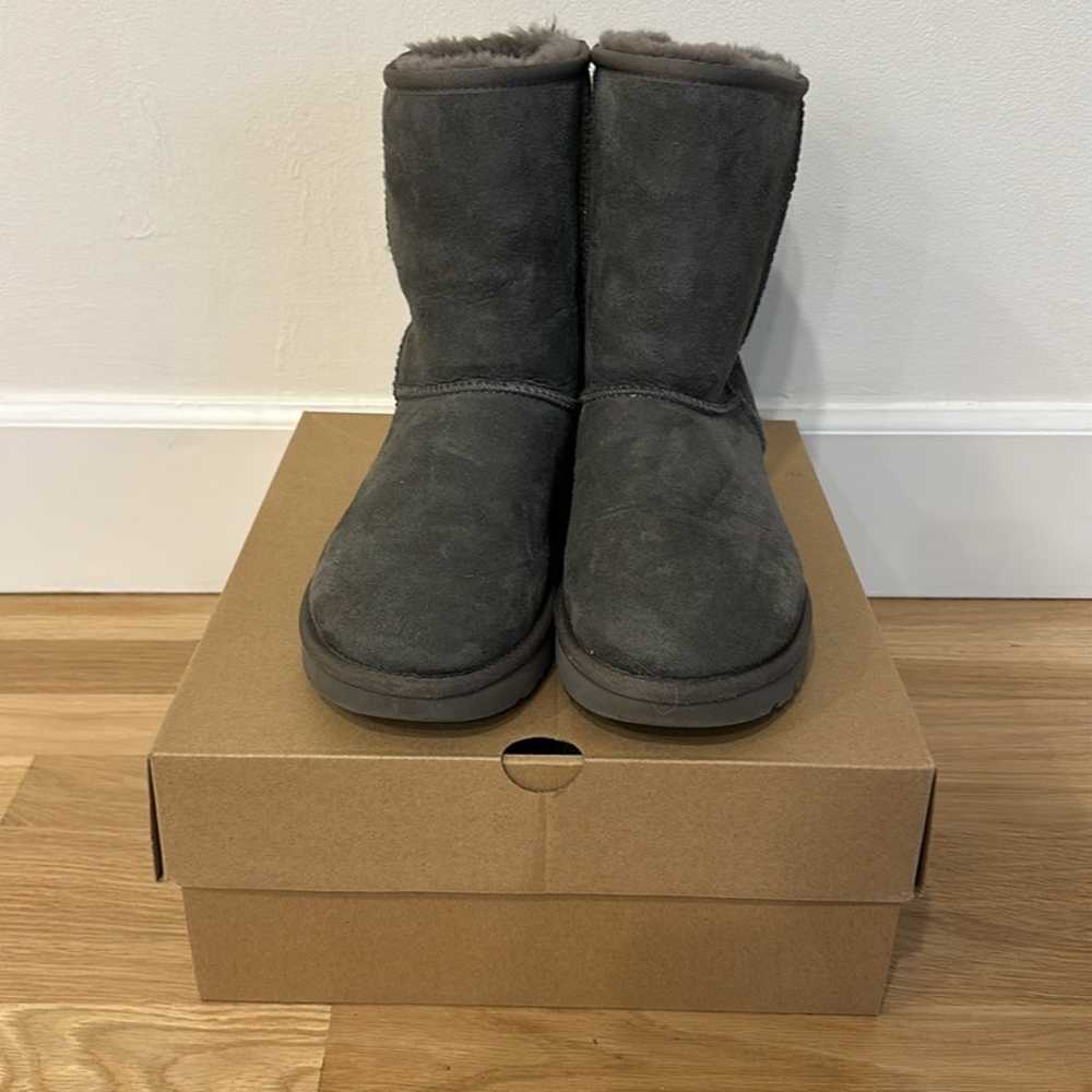 Woman’s Ugg Classic Short 2 Grey Boots Size 8 - image 4