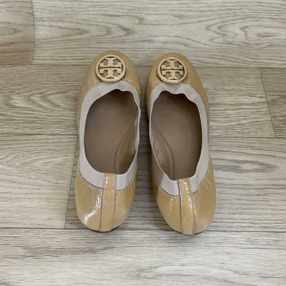 Tory Burch Tan Patent Leather Elastic Ballet Flat… - image 4