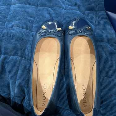 Vionic navy blue flats