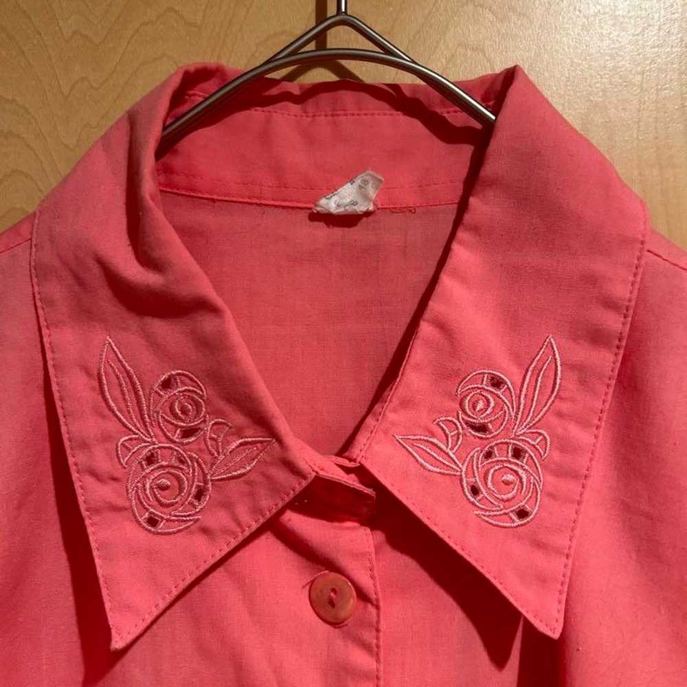 Coral Pink Embroidered Rose Short Sleeve Shirt Vi… - image 3