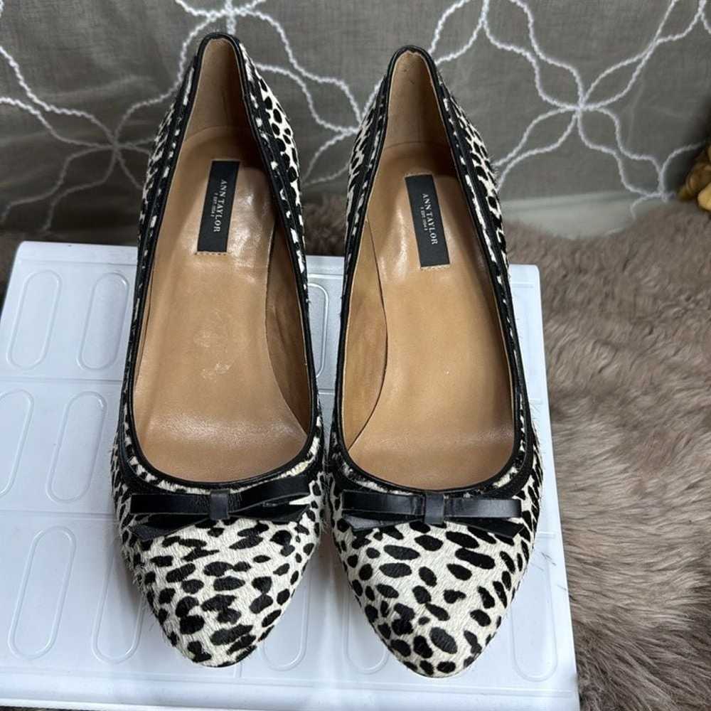 (Z) Ann Taylor Snow Leopard Print Kitten Heels Si… - image 2