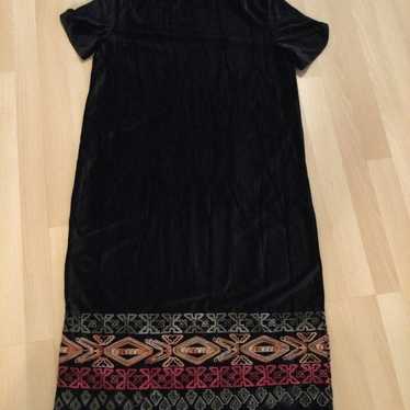 Zara black velvet dress with embroidery