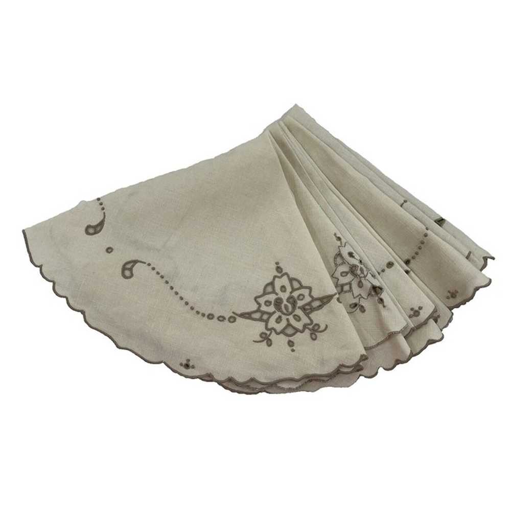 Madiera Linen Scalloped Floral Embroidered Cutout… - image 3