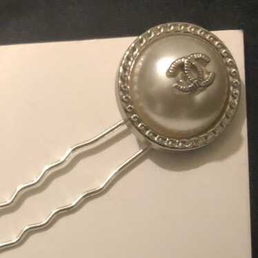 Vintage Chanel CC pearl button hair pin - image 1