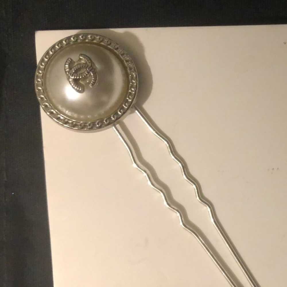 Vintage Chanel CC pearl button hair pin - image 4