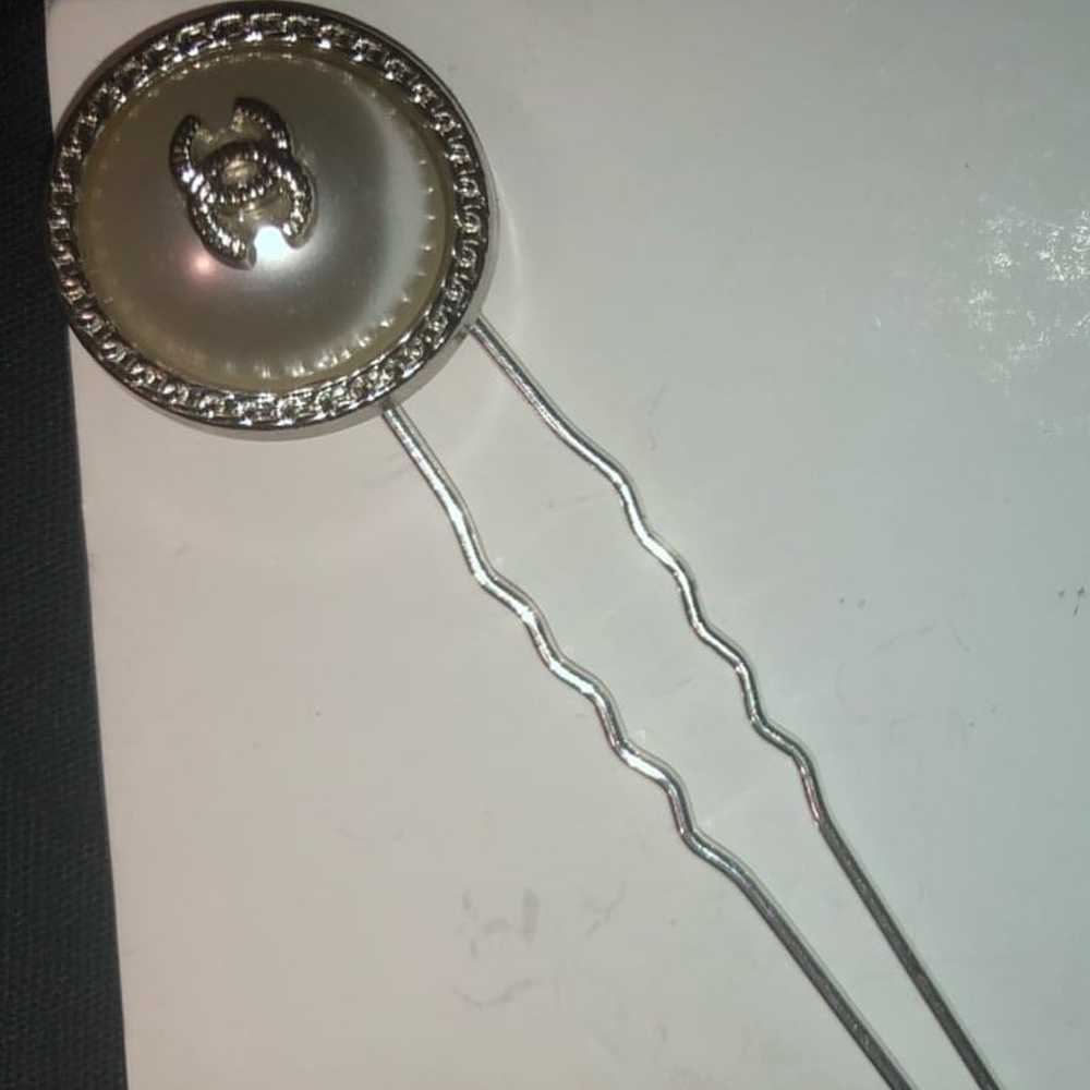 Vintage Chanel CC pearl button hair pin - image 5