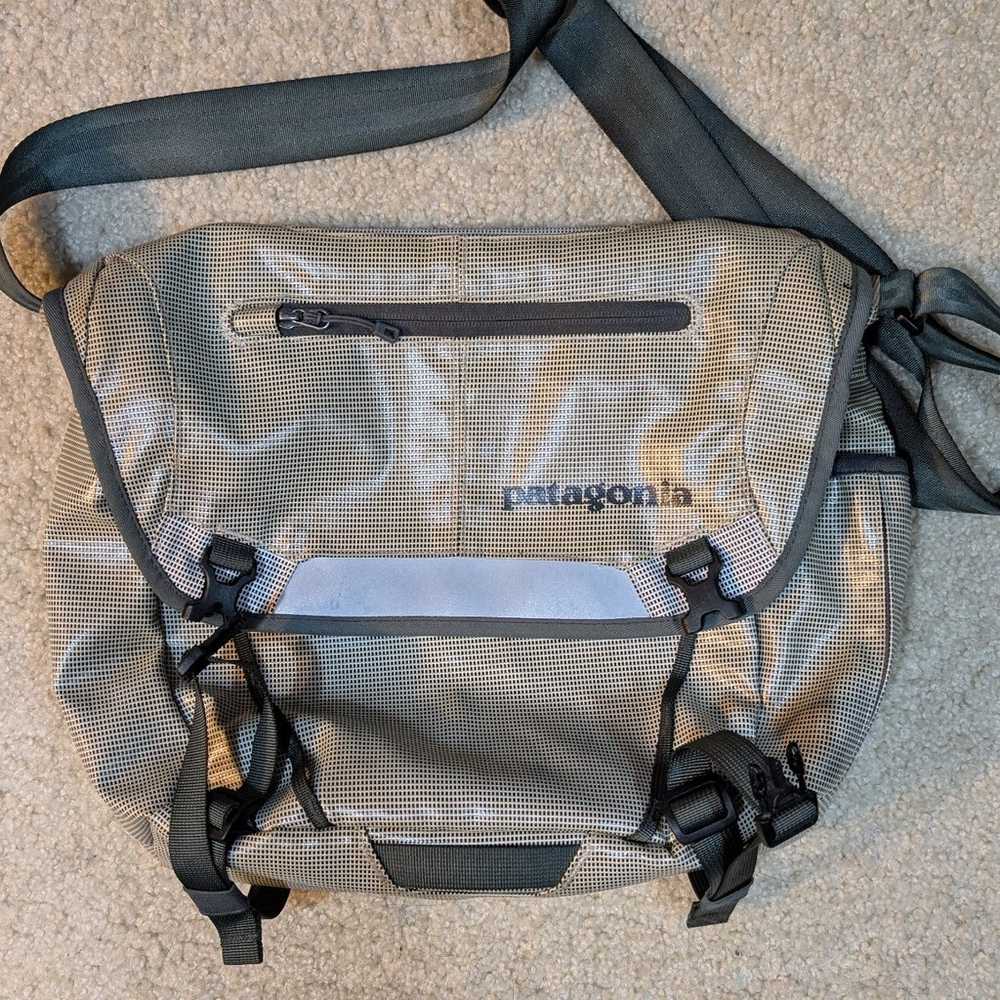 Patagonia Black hole Mini Messenger - image 1