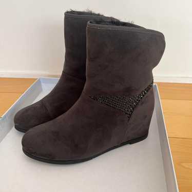 Dark gray short boots with fur.