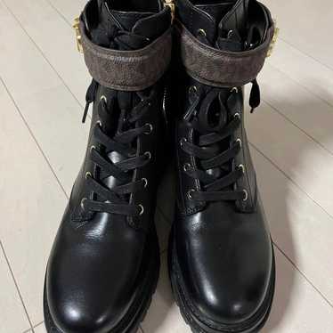 Michael Kors boots in excellent condition.