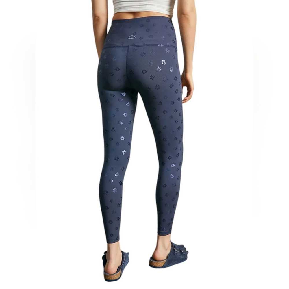 Beyond Yoga Beyond Yoga Daisy Shimmer Midi Leggin… - image 4