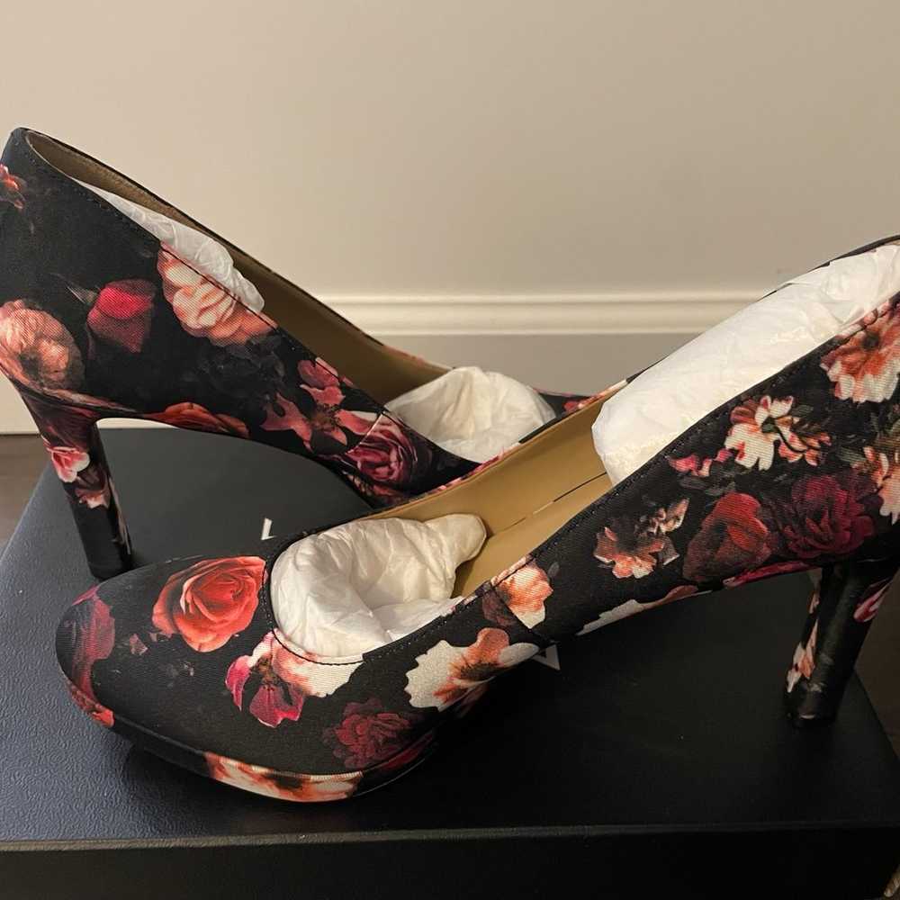 Brand New Floral Naturalizer Pumps - Gem