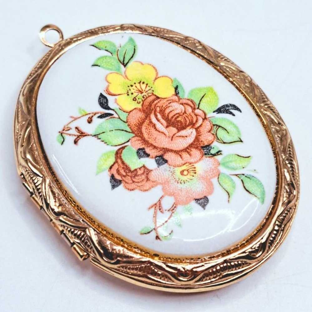 Vintage Floral Painted Cameo Necklace Pendant Loc… - image 1