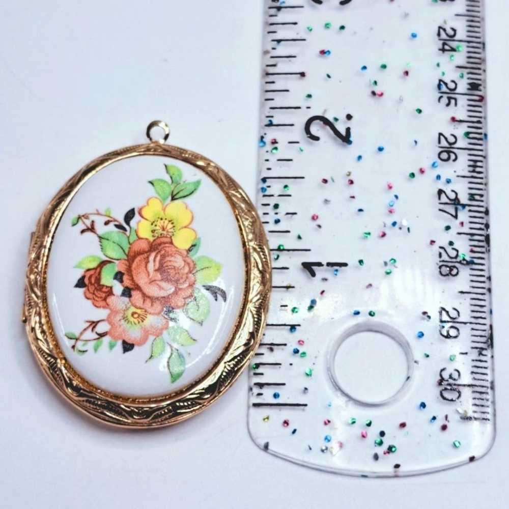 Vintage Floral Painted Cameo Necklace Pendant Loc… - image 2