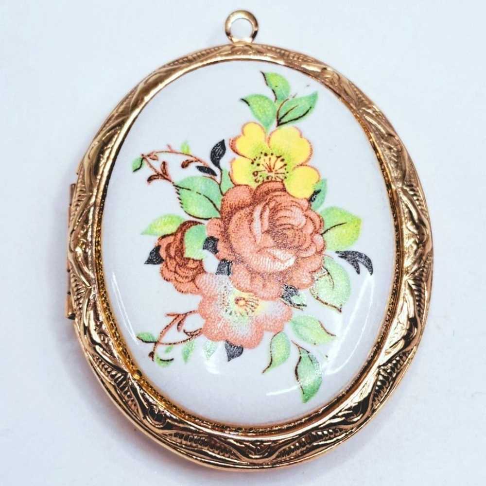 Vintage Floral Painted Cameo Necklace Pendant Loc… - image 4