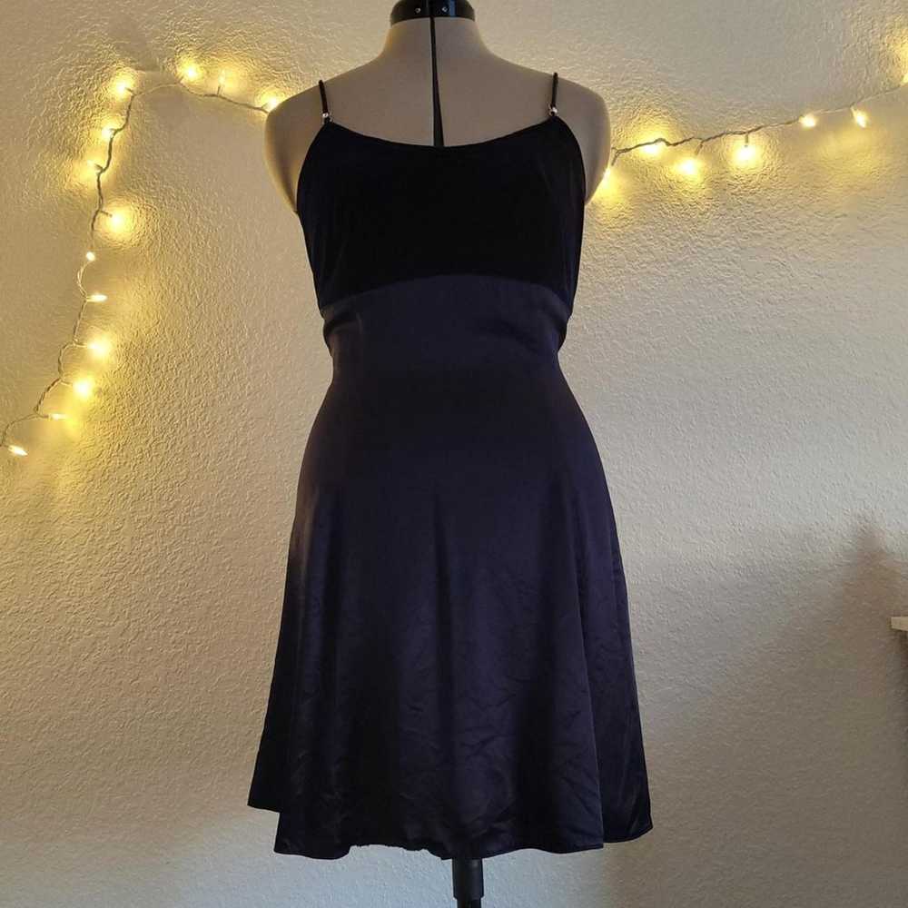 Silky velvet dress - image 4